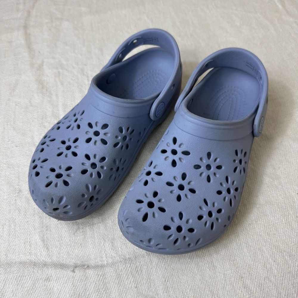 Crocs Kids Classic "Daisy" Clog Juniors Size J2 Baby Blue Beach Pool Casual Play